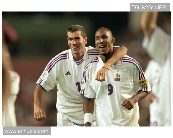 特立独行的足球明星们展现了他们的风采与魅力让我们一起领略他们的精彩瞬间