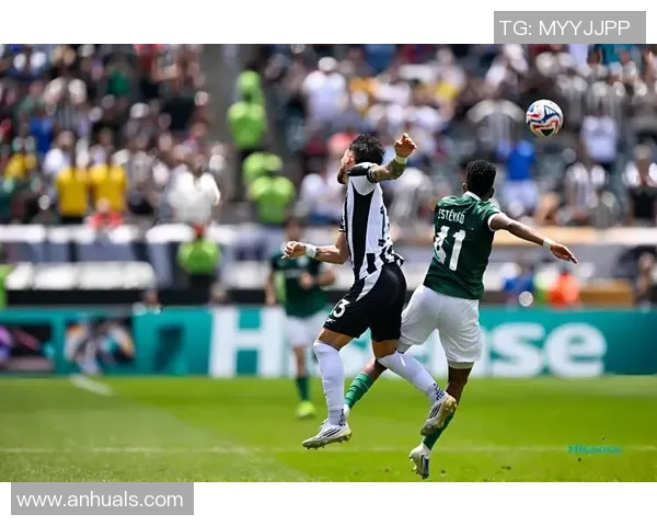 足球明星与美女展开激烈对决谁能赢得比赛的荣耀与心动瞬间